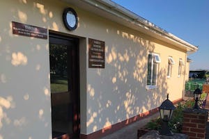 Coombe Touring Park - Sanitärgebäude mit Waschbecken, Spiegel, Toiletten und Duschen
