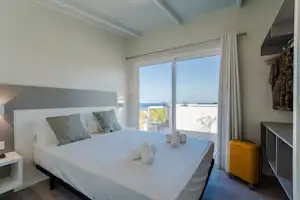 COSTA DEL SOL GLAMPING VILLAGE - Doppelbett im Schlafzimmer eines Mobilheims