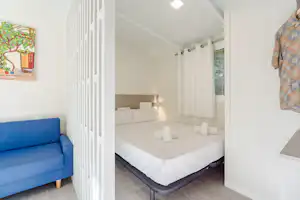 COSTA DEL SOL GLAMPING VILLAGE - Doppelbett im Schlafzimmer eines Mobilheims