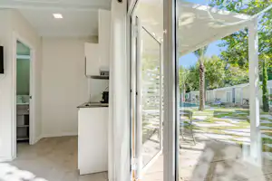 COSTA DEL SOL GLAMPING VILLAGE - Küchenzeile in einem Mobilheim