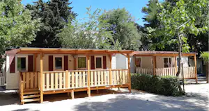 Costa Verde Camping Village - Mobilheime mit Veranda auf dem Campingplatz