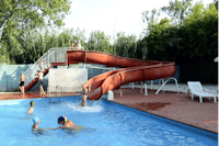 Costa Verde Camping Village - Campingplatz mit Pool,Wasserrutsche, Liegestühlen und Sonnenschirmen