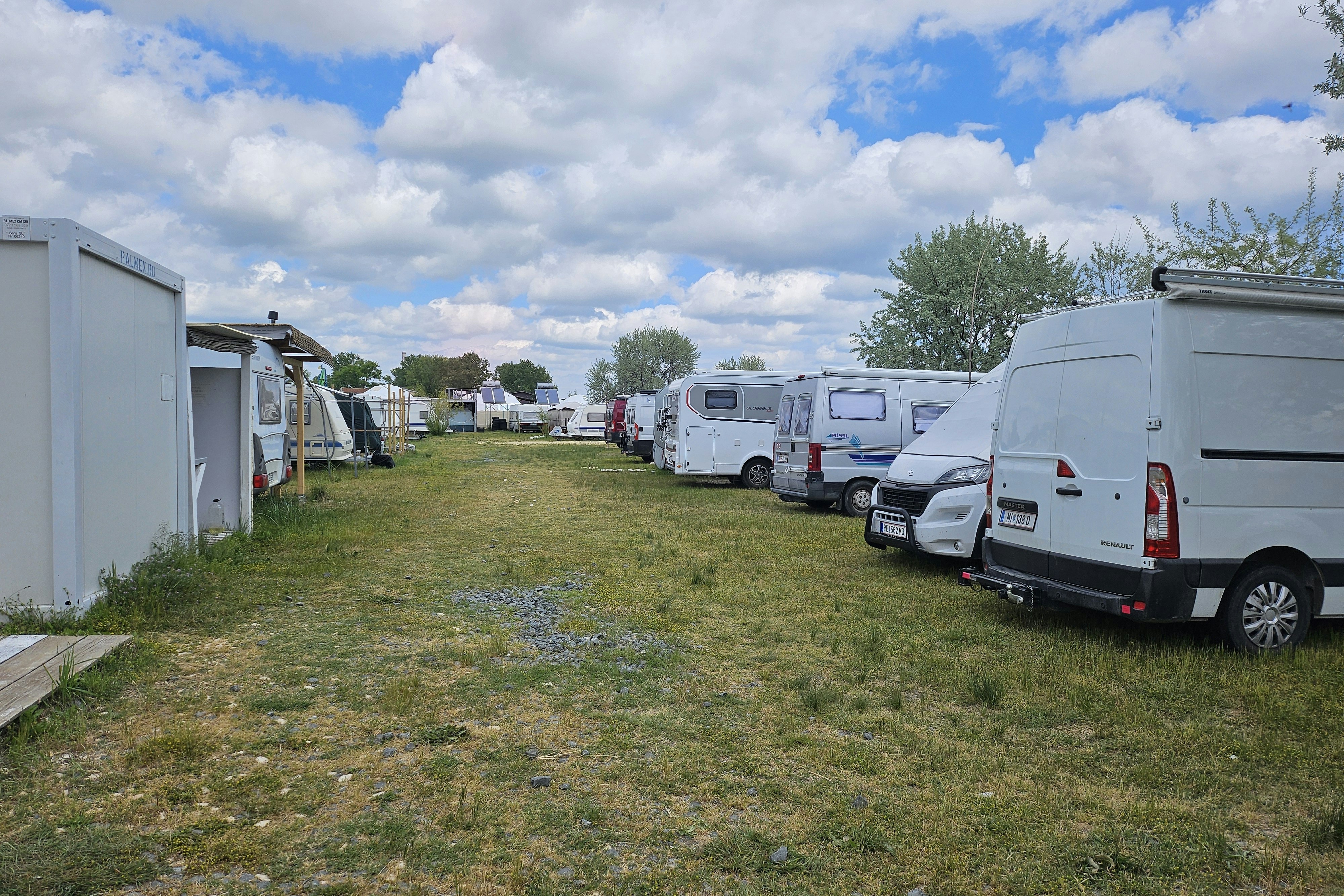 Costa Village - Blick auf die Standplätze auf der Wiese