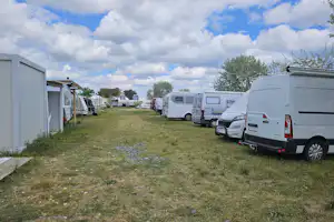 Costa Village - Blick auf die Standplätze auf der Wiese