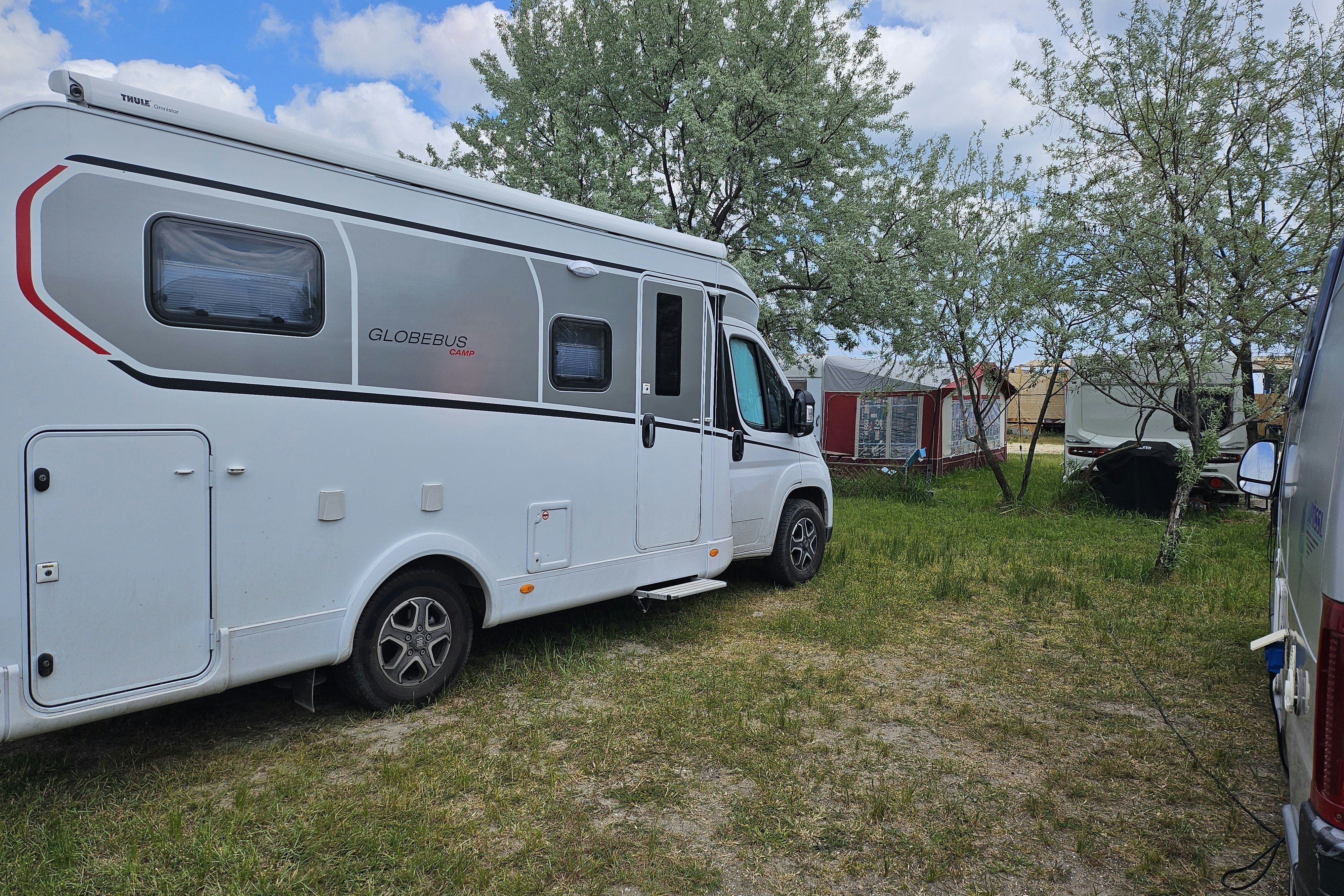 Costa Village - Standplätze zwischen den Bäumen auf dem Campingplatz