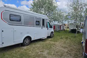 Costa Village - Standplätze zwischen den Bäumen auf dem Campingplatz
