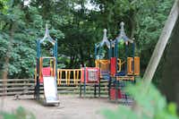 Cote Ghyll Caravan and Camping Park - Kinderspielplatz mit Rutsche und Klettergerüst auf dem Campingplatz