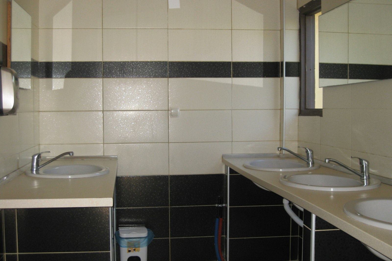 Creta Camping - Sanitärgebäude mit Waschbecken, Spiegel