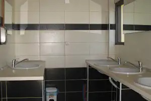 Creta Camping - Sanitärgebäude mit Waschbecken, Spiegel
