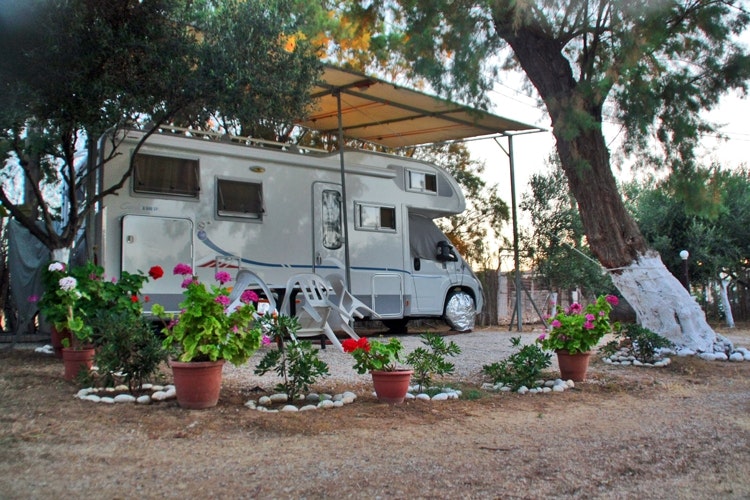 Creta Camping -  Wohnwagenstellplätze   im Grünen auf dem Campingplatz