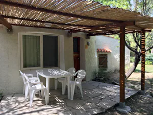 Villagio Camping Cugnana - Mobilheim mit Veranda im Grünen auf dem Campingplatz