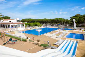 Cypsela Resort - Campingplatz mit Pool,Wasserrutsche, Liegestühlen und Sonnenschirmen