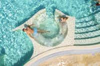 Cypsela Resort - Gäste liegen am Pool in der Sonne