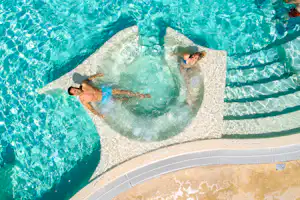 Cypsela Resort - Gäste liegen am Pool in der Sonne
