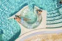 Cypsela Resort - Gäste liegen am Pool in der Sonne