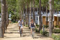 Cypsela Resort - Gäste mit dem Fahrrad auf dem Campingplatz 