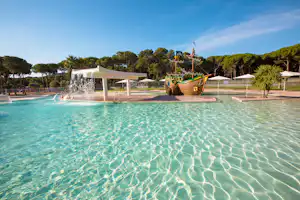 Cypsela Resort - Kinderbecken mit Abenteuer-Piratenschiff auf dem Campingplatz