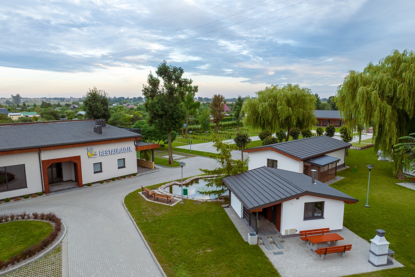 Czapla Camping - Blick auf das Campingplatzgelände mit Restaurant