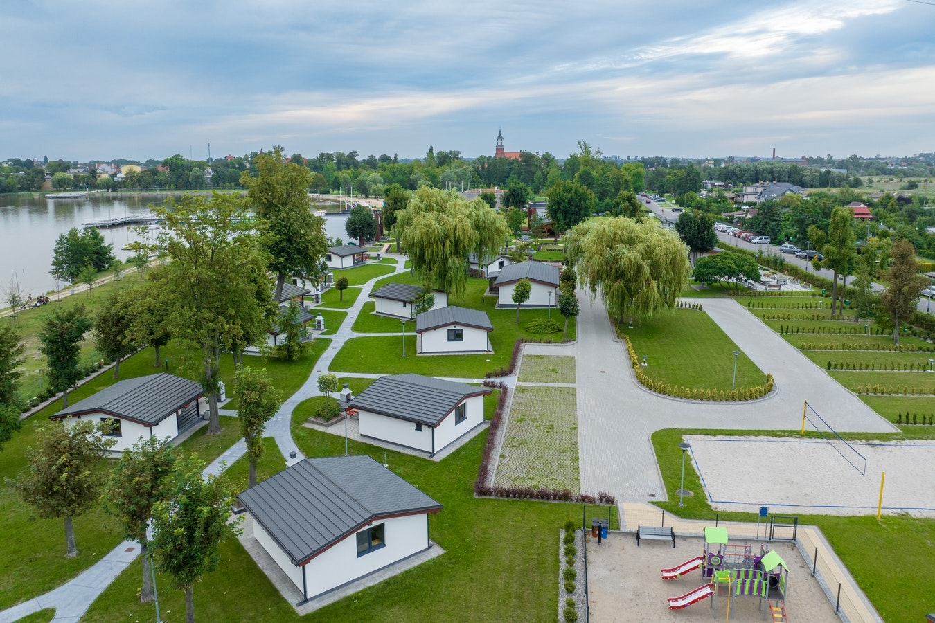 Czapla Camping - Luftaufnahme des Campingplatzes mit Standplätzen und Mobilheimen