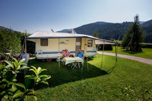 Da Bräuhauser - Gäste beim Entspannen auf ihrem Stellplatz