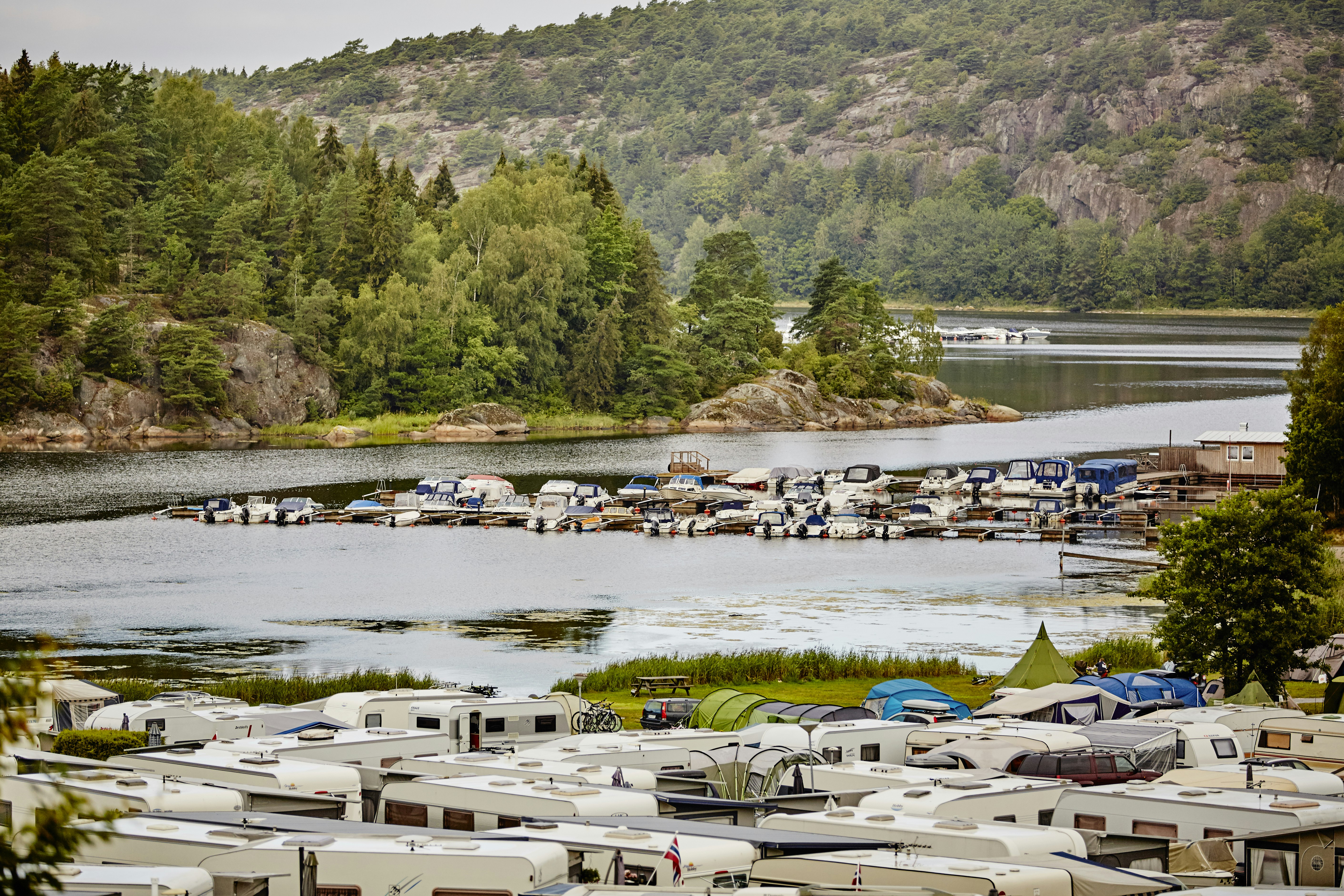 Daftö Resort - Blick auf den Fluss, die Bootsanlegestelle und den Campingbereich Norrviken für Wohnwagen, Wohnmobile und Zelte