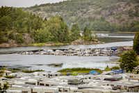Daftö Resort - Blick auf den Fluss, die Bootsanlegestelle und den Campingbereich Norrviken für Wohnwagen, Wohnmobile und Zelte