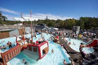 Daftö Resort - Poolbereich mit Piratenschiff und Planschbecken mit Rutsche