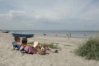 Dalgård Camping - Gäste liegen gemeinsam am Strand