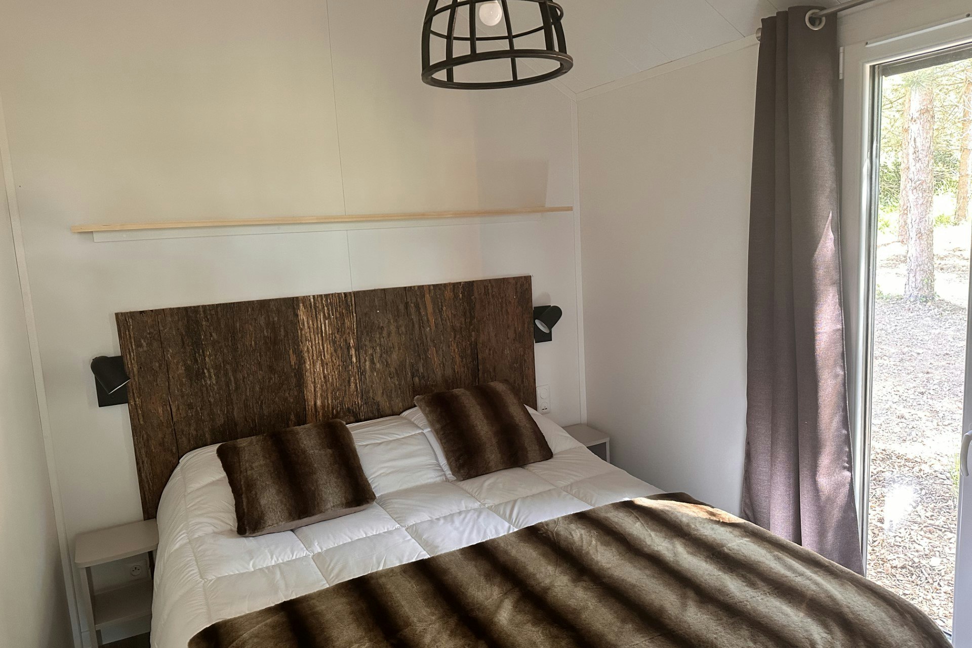 Damona Lodges - Doppelbett in einer Ferienwohnung