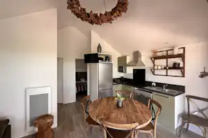 Damona Lodges - Innenansicht einer Ferienwohnung