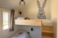 Damona Lodges - Kinderschlafzimmer in einer Ferienwohnung