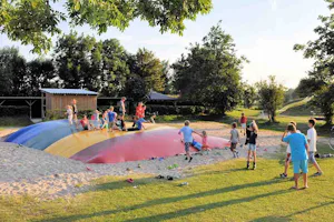 Damp Ostseecamping Schubystrand - Kinder auf de Trampolin vom Spielplatz auf dem Campingplatz
