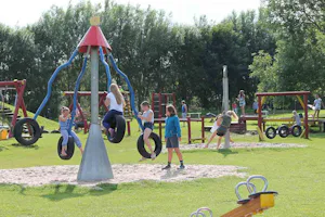 Damp Ostseecamping Schubystrand - Kinder auf dem Spielplatz vom Campingplatz