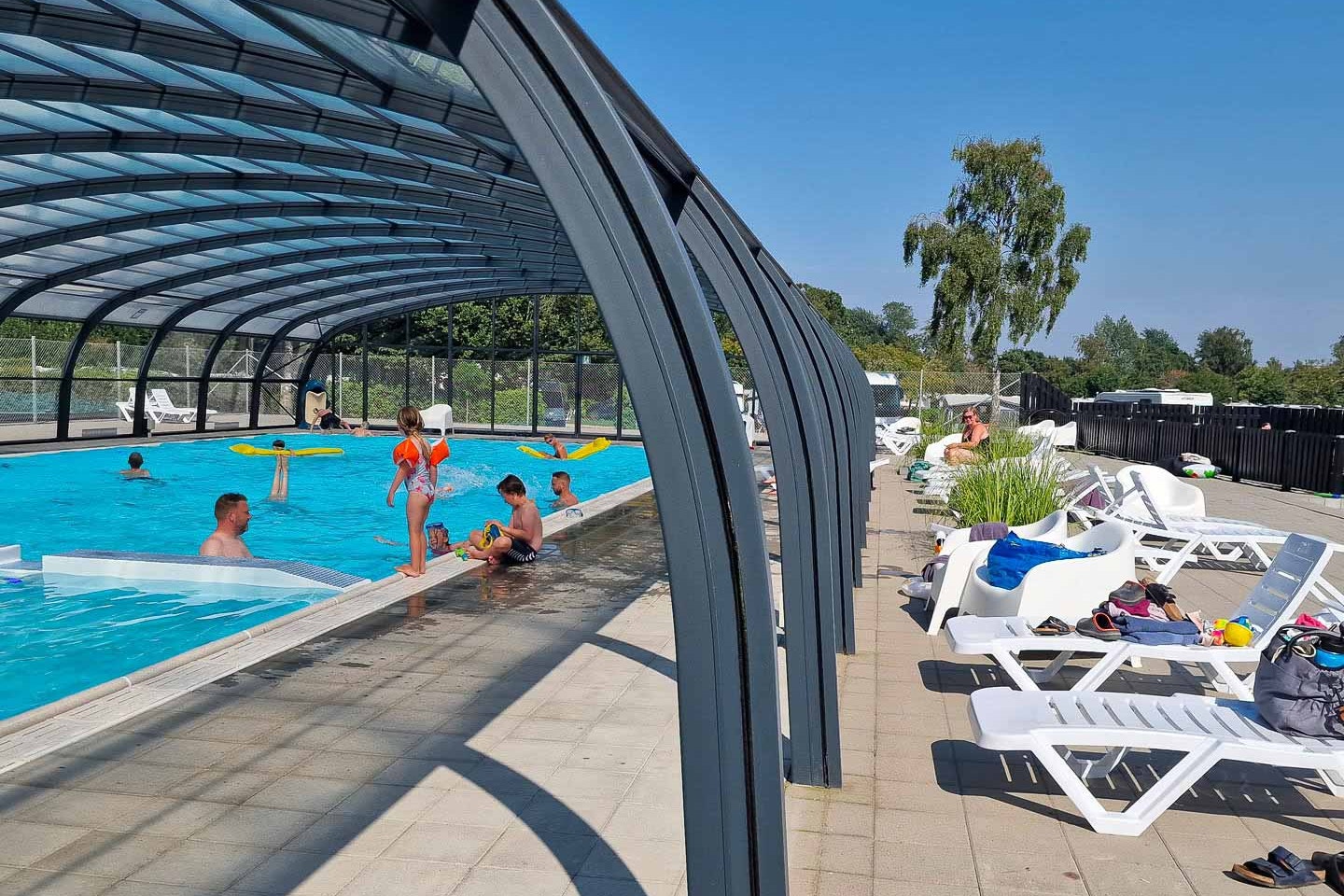 First Camp Ajstrup Strand – Aarhus  Dancamps Ajstrup Strand - Pool mit Liegestühlen auf dem Campingplatz