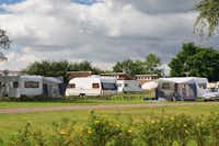 Dancamps Kolding  -  Wohnwagen- und Zeltstellplatz auf grüner Wiese auf dem Campingplatz