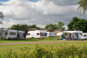 Dancamps Kolding - Wohnwagen- und Zeltstellplatz auf grüner Wiese auf dem Campingplatz