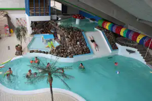 Dancamps Nordsø - indoor Poolbereich mit Wasserrutschen auf dem Campingplatz