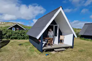Dancamps Nordsø - Blick auf ein Mobilheim mit Terrasse