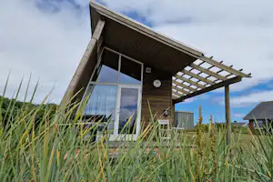 Dancamps Nordsø - Blick auf ein Mobilheim mit Terrasse