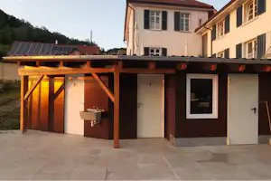 Das Zollhaus - Sanitärgebäude mit Toiletten und Duschen auf dem Campingplatz