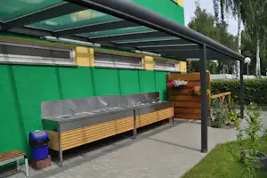 DCC-Campingplatz Berlin-Kladow - Abwaschplätze aussen am Sanitärgebäude