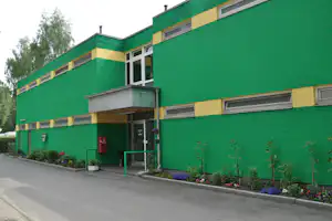 DCC-Campingplatz Berlin-Kladow - Eingang des Sanitärgebäudes des Campingplatzes