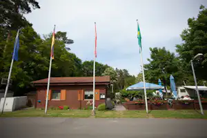 DCC-Campingplatz Gatow - Imbiss auf dem Campingplatz mit Terrasse davor