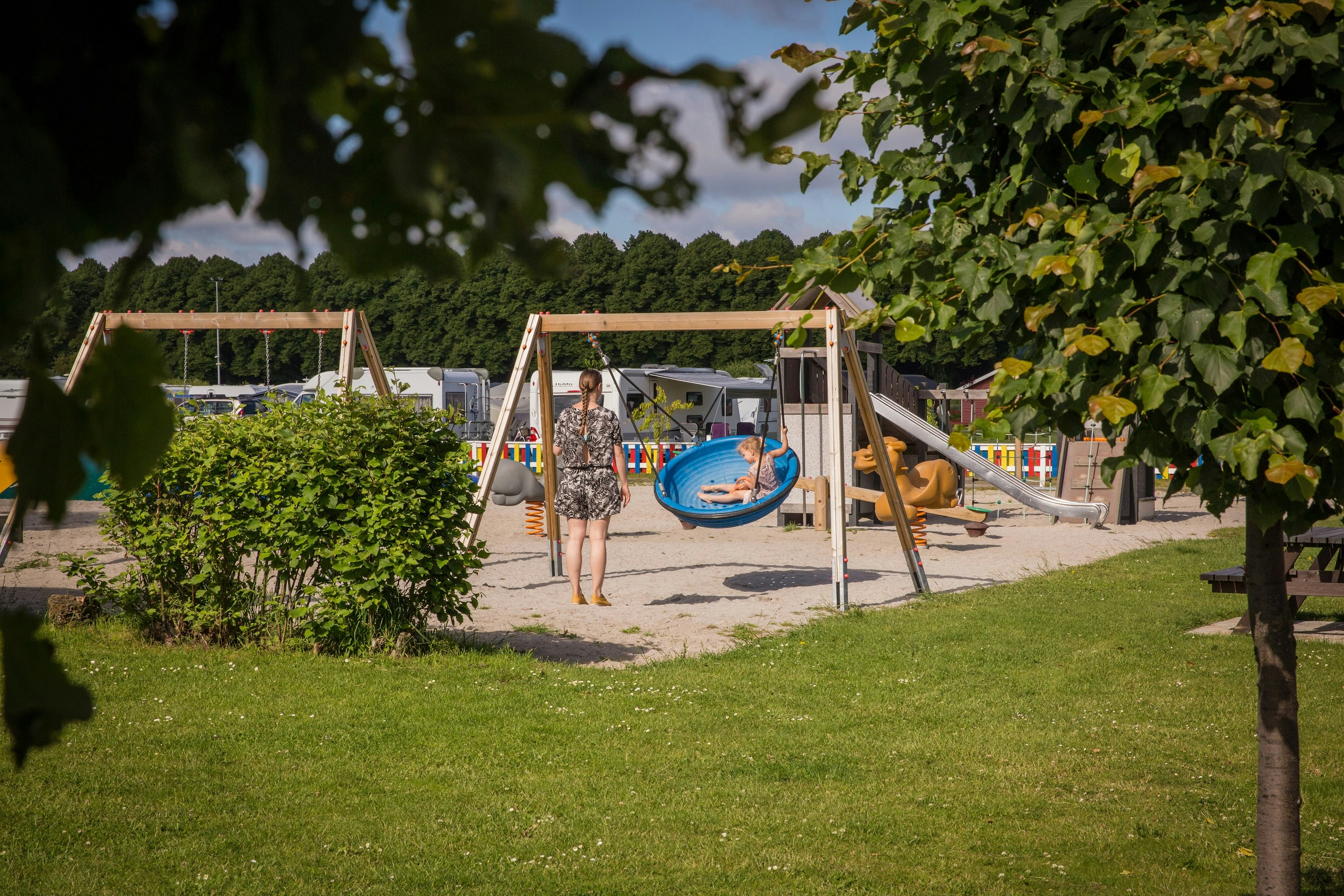 DCU-Camping København – Absalon  DCU-Camping Absalon - Kinderspielplatz mit Schaukeln und Klettergerüst