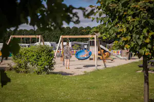 DCU-Camping København – Absalon DCU-Camping Absalon - Kinderspielplatz mit Schaukeln und Klettergerüst