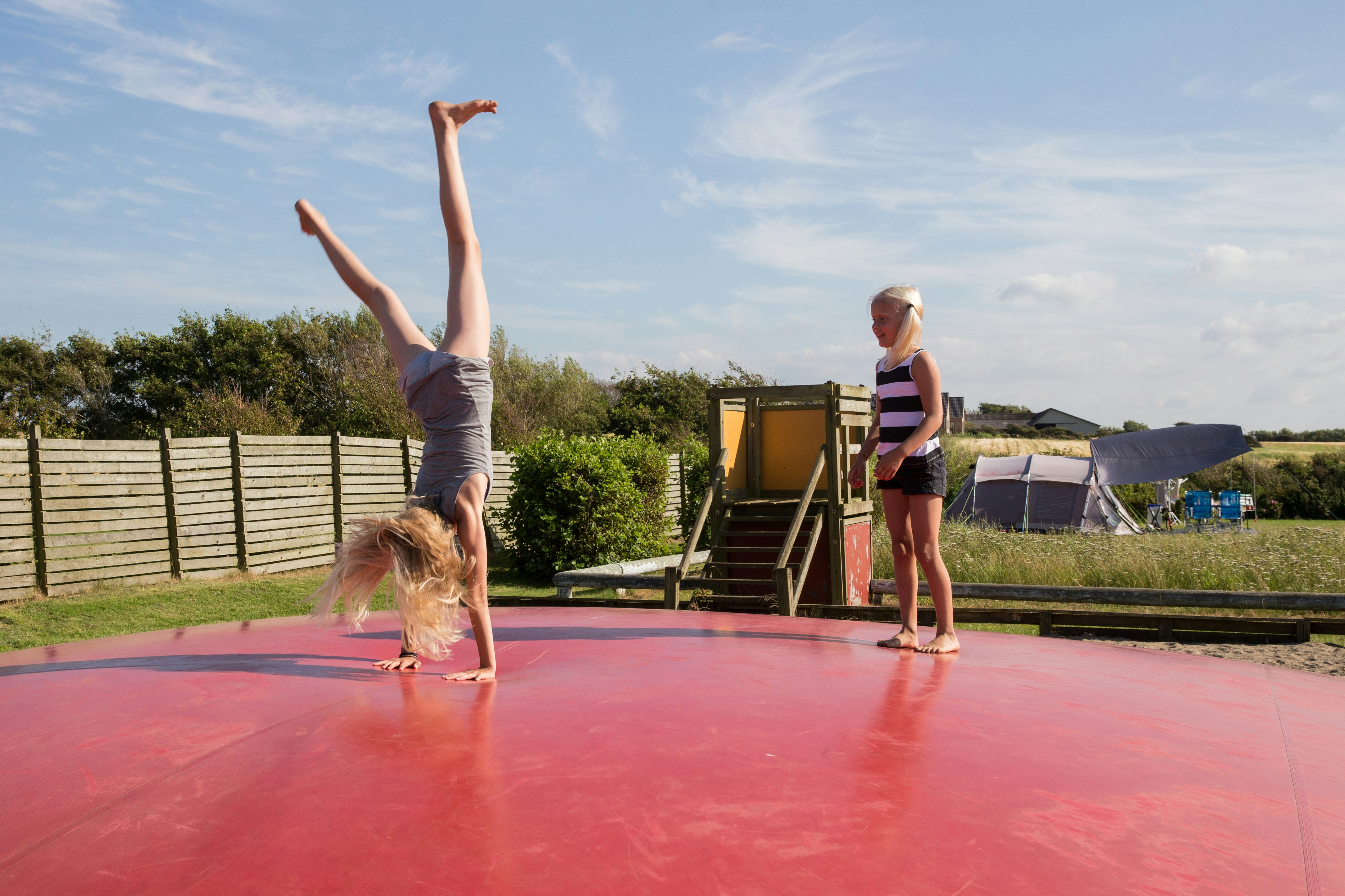 DCU-Camping Ejsing Strand - Kinder beim Spielen auf dem Campingplatz
