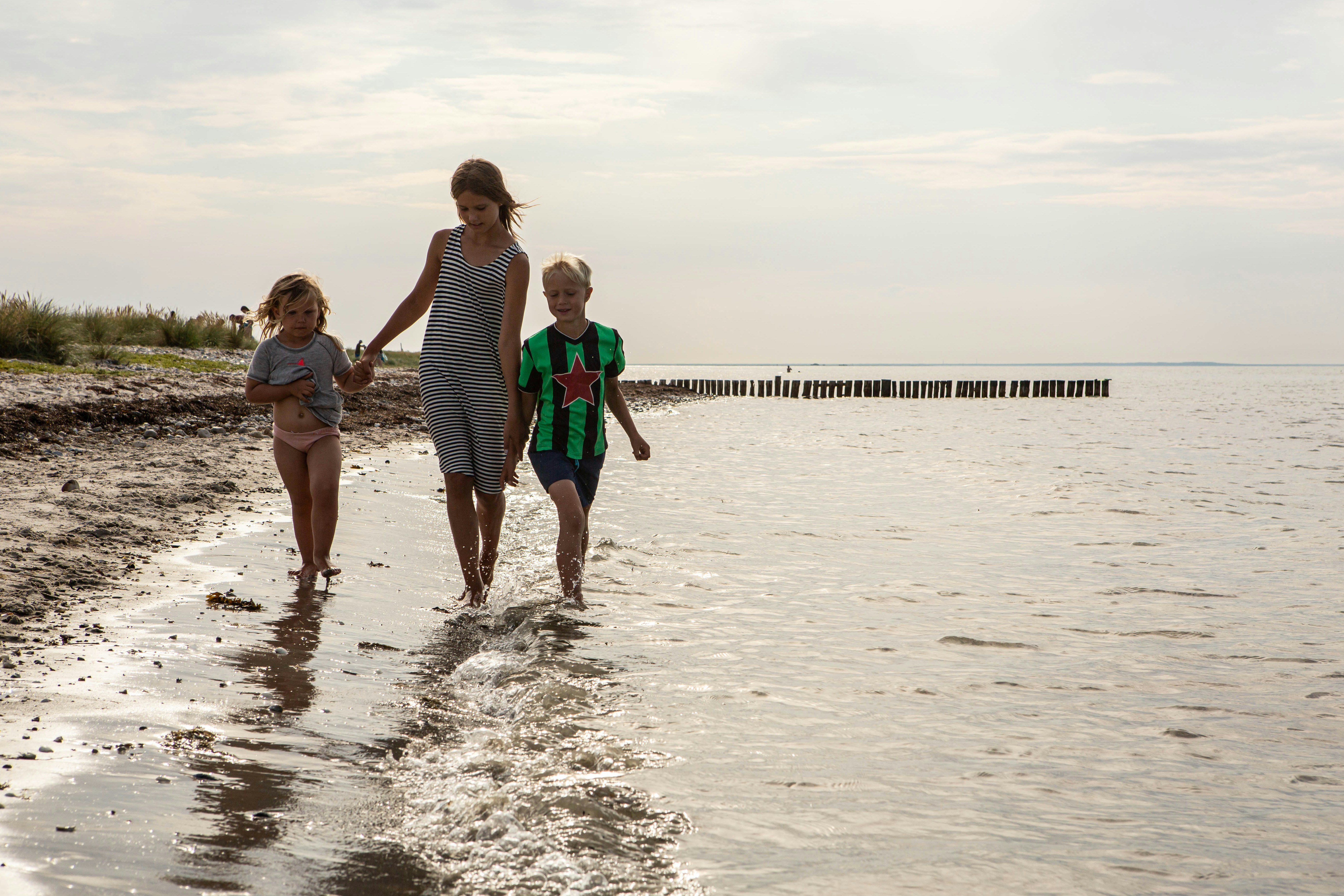 DCU-Camping Flyvesandet - Camper laufen im Wasser am Strand