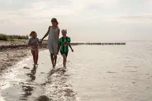 DCU-Camping Flyvesandet - Camper laufen im Wasser am Strand