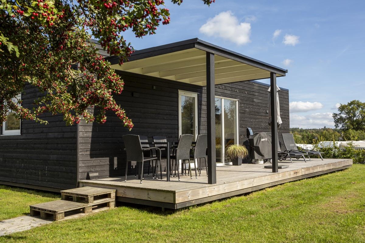 DCU-Camping Hornbæk  - Mobilheim mit Terrasse auf dem Campingplatz