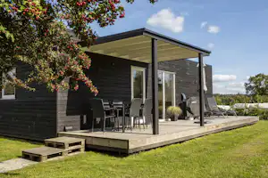 DCU-Camping Hornbæk - Mobilheim mit Terrasse auf dem Campingplatz